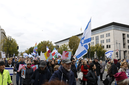 Demonstration zum Jahrestag des Hamas-Massakers in Israel in Berlin