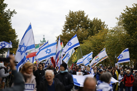 Demonstration zum Jahrestag des Hamas-Massakers in Israel in Berlin
