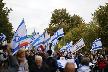 Demonstration zum Jahrestag des Hamas-Massakers in Israel in Berlin