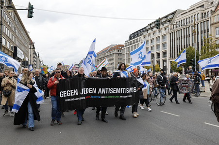 Demonstration zum Jahrestag des Hamas-Massakers in Israel in Berlin