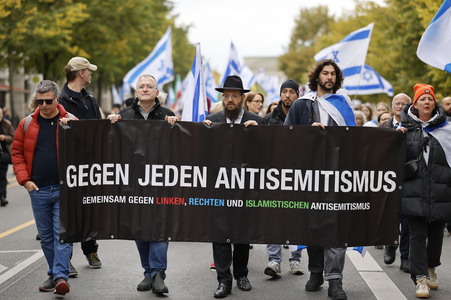 Demonstration zum Jahrestag des Hamas-Massakers in Israel in Berlin