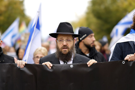 Demonstration zum Jahrestag des Hamas-Massakers in Israel in Berlin