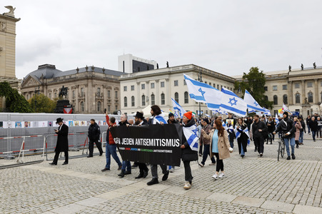 Demonstration zum Jahrestag des Hamas-Massakers in Israel in Berlin