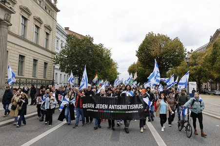 Demonstration zum Jahrestag des Hamas-Massakers in Israel in Berlin