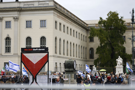 Demonstration zum Jahrestag des Hamas-Massakers in Israel in Berlin