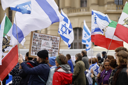 Demonstration zum Jahrestag des Hamas-Massakers in Israel in Berlin