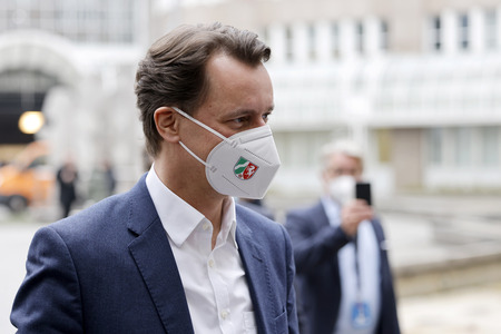 Hendrik Wüst besucht Impfzentrum in Düsseldorf