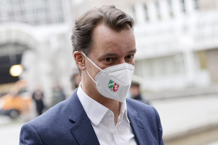 Hendrik Wüst besucht Impfzentrum in Düsseldorf