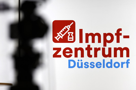 Hendrik Wüst besucht Impfzentrum in Düsseldorf