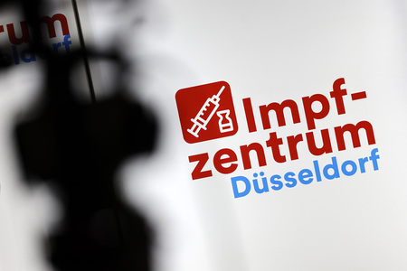 Hendrik Wüst besucht Impfzentrum in Düsseldorf