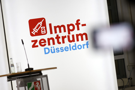 Hendrik Wüst besucht Impfzentrum in Düsseldorf