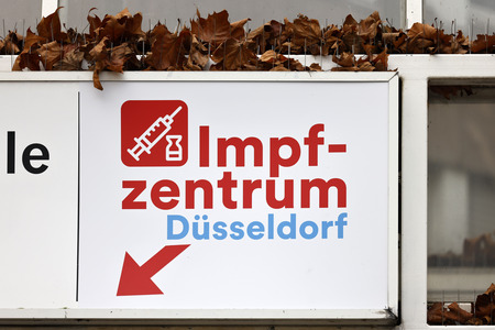 Hendrik Wüst besucht Impfzentrum in Düsseldorf