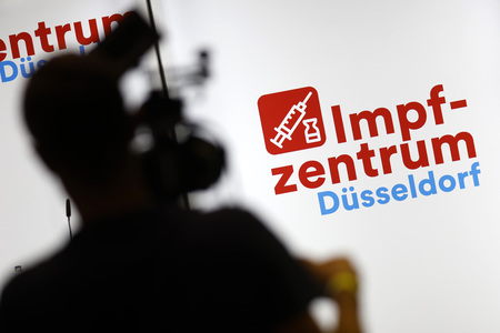 Hendrik Wüst besucht Impfzentrum in Düsseldorf