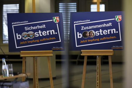 Hendrik Wüst besucht Impfzentrum in Düsseldorf