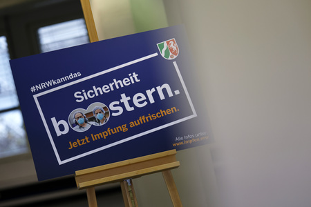 Hendrik Wüst besucht Impfzentrum in Düsseldorf