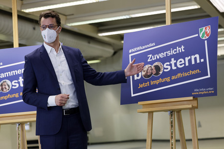 Hendrik Wüst besucht Impfzentrum in Düsseldorf