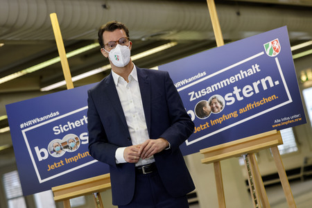 Hendrik Wüst besucht Impfzentrum in Düsseldorf