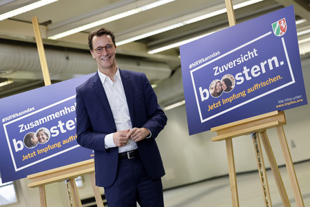 Hendrik Wüst besucht Impfzentrum in Düsseldorf