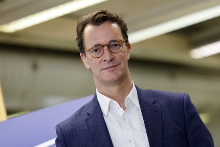 Hendrik Wüst besucht Impfzentrum in Düsseldorf