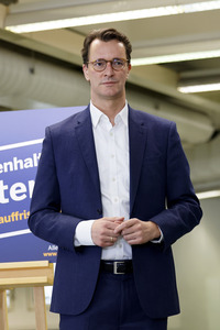 Hendrik Wüst besucht Impfzentrum in Düsseldorf