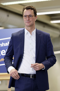 Hendrik Wüst besucht Impfzentrum in Düsseldorf