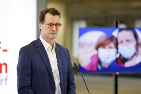 Hendrik Wüst besucht Impfzentrum in Düsseldorf