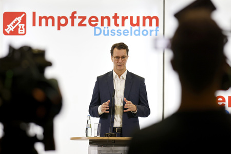 Hendrik Wüst besucht Impfzentrum in Düsseldorf