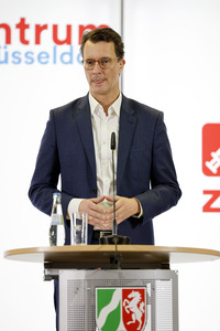 Hendrik Wüst besucht Impfzentrum in Düsseldorf