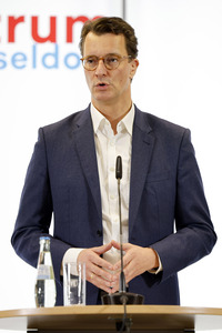 Hendrik Wüst besucht Impfzentrum in Düsseldorf