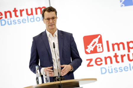 Hendrik Wüst besucht Impfzentrum in Düsseldorf