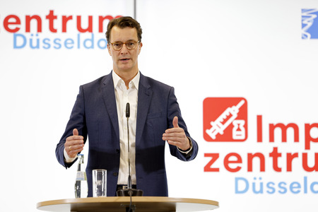Hendrik Wüst besucht Impfzentrum in Düsseldorf