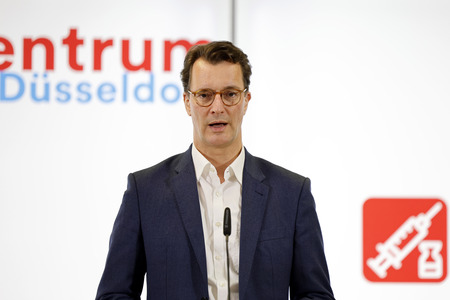 Hendrik Wüst besucht Impfzentrum in Düsseldorf