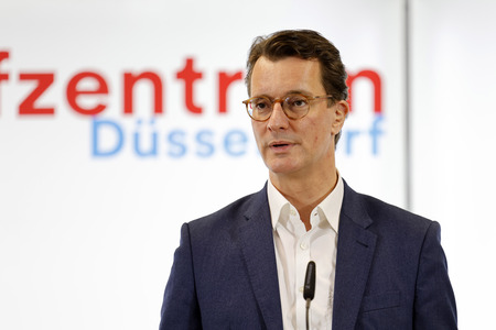 Hendrik Wüst besucht Impfzentrum in Düsseldorf