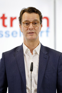 Hendrik Wüst besucht Impfzentrum in Düsseldorf