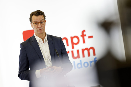 Hendrik Wüst besucht Impfzentrum in Düsseldorf