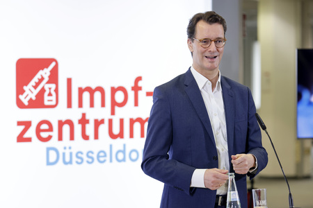Hendrik Wüst besucht Impfzentrum in Düsseldorf