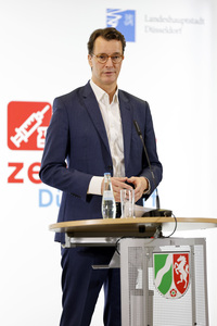 Hendrik Wüst besucht Impfzentrum in Düsseldorf