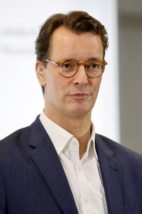 Hendrik Wüst besucht Impfzentrum in Düsseldorf