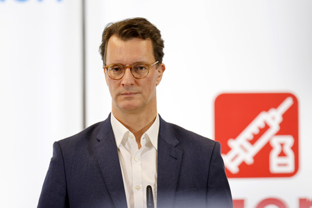 Hendrik Wüst besucht Impfzentrum in Düsseldorf