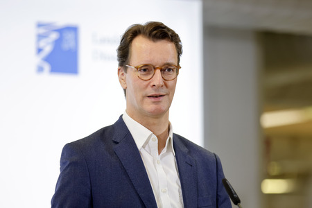 Hendrik Wüst besucht Impfzentrum in Düsseldorf