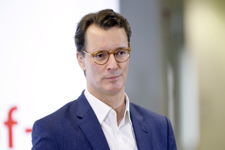 Hendrik Wüst besucht Impfzentrum in Düsseldorf