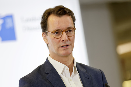 Hendrik Wüst besucht Impfzentrum in Düsseldorf