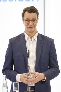 Hendrik Wüst besucht Impfzentrum in Düsseldorf