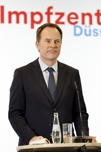 Hendrik Wüst besucht Impfzentrum in Düsseldorf