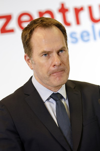 Hendrik Wüst besucht Impfzentrum in Düsseldorf