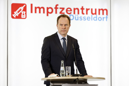 Hendrik Wüst besucht Impfzentrum in Düsseldorf