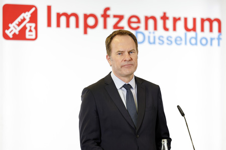 Hendrik Wüst besucht Impfzentrum in Düsseldorf