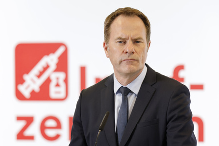 Hendrik Wüst besucht Impfzentrum in Düsseldorf