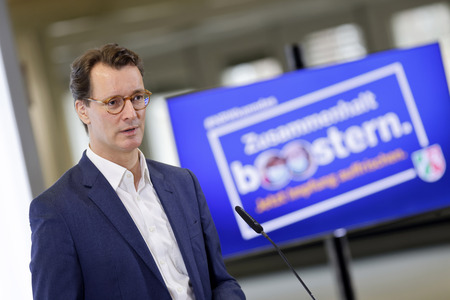 Hendrik Wüst besucht Impfzentrum in Düsseldorf