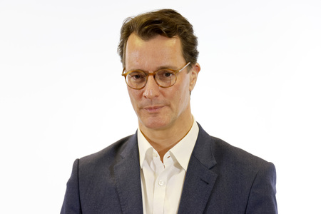 Hendrik Wüst besucht Impfzentrum in Düsseldorf